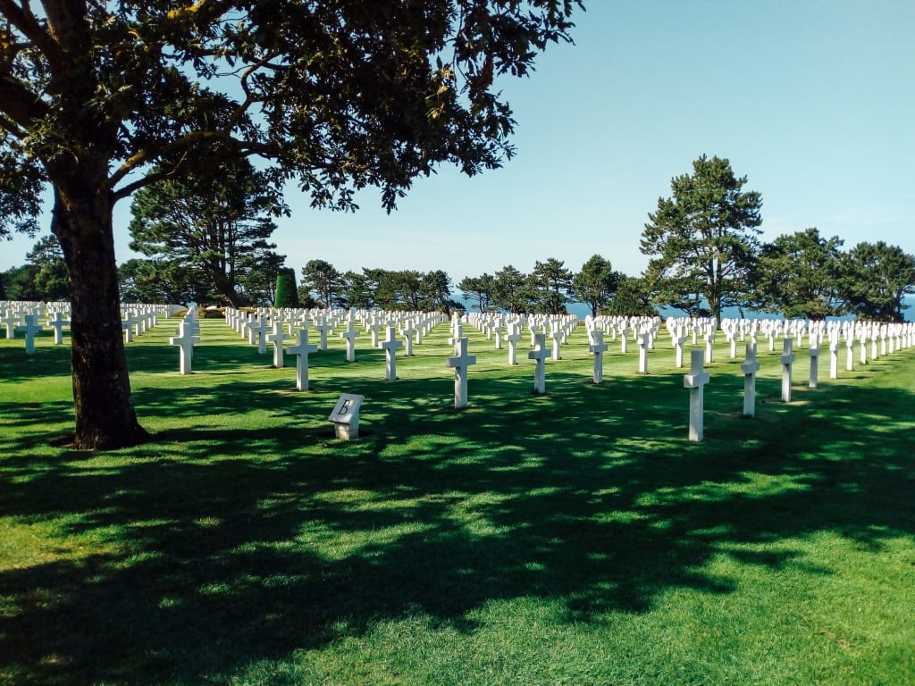 Croci bianche nel Cimitero Americano di Colleville-sur-Mer sopra Omaha Beach, memoriale dello sbarco in Normandia del D-Day